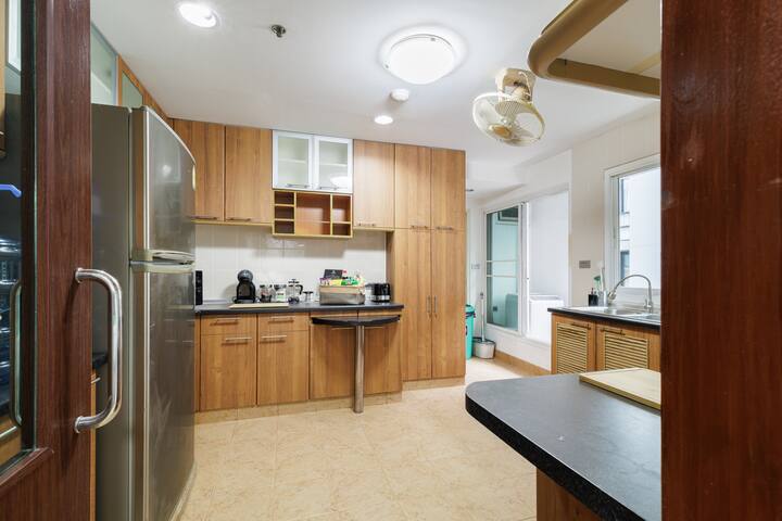 Large Lux 3BR Suite • Pool Table• Soi 11• Nana BTS gallery image 5