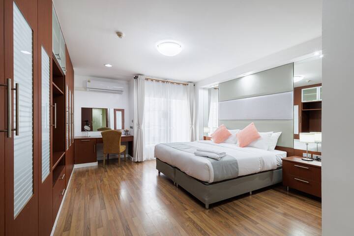 Large Lux 3BR Suite • Pool Table• Soi 11• Nana BTS gallery image 2
