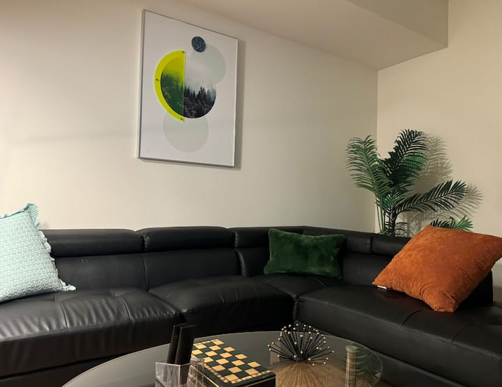 Charming Glendale Apartment – 2br/2ba, 4 Beds - Burbank, CA