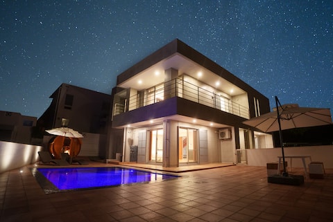 [30-second walk to the beach, an adult hideaway for those seeking an extraordinary experience] Pool,