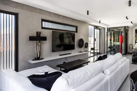 Successful Airbnb property: Raw & refined Black Beauty in Mosman