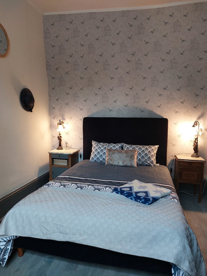 Двойна спалня на приземния етаж (140 легла).