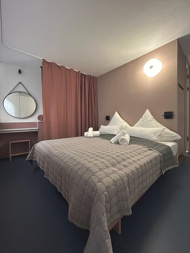 Udobna spavaća soba (veličina kreveta 180 x 200 cm).