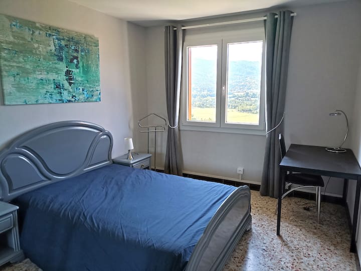 غرفة نوم بإطلالة وخزانة ملابس 