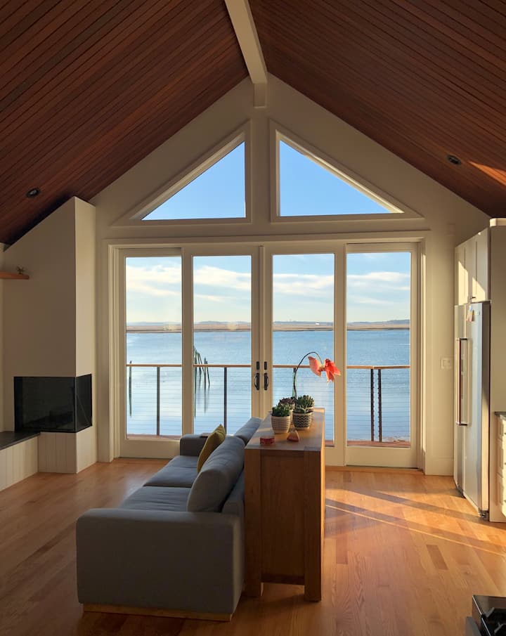 Waterfront Escape - Close to Airport & Downtown