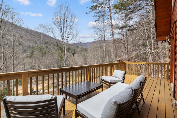 Spacious Cabin w/ Pool Table
