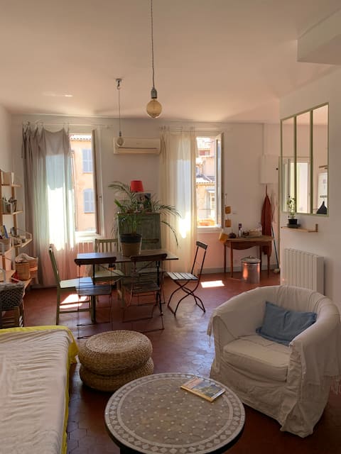 Top performing Airbnb: Beautiful apartment, quiet, 2 bedrooms - heart of Marseille in Marseille
