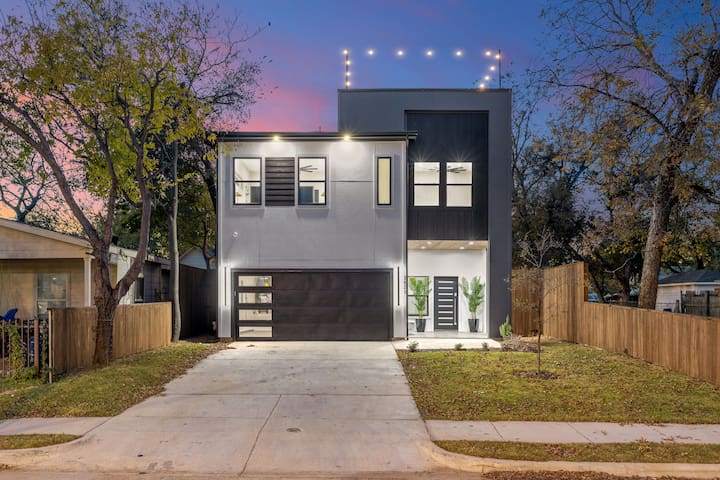 Modern 5-Bedroom Oasis with Stunning Downtown View