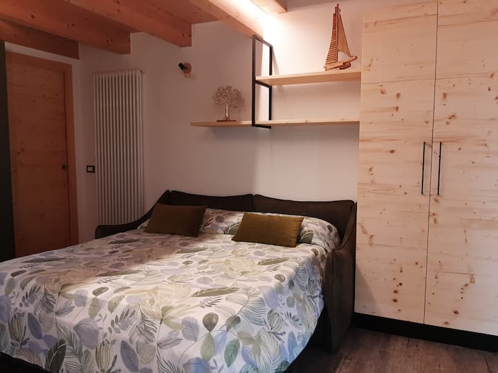 אם האורח מעדיף לישון מתחת לקומת הביניים (אזור המטבח), יש ספה נפתחת זוגית זמינה