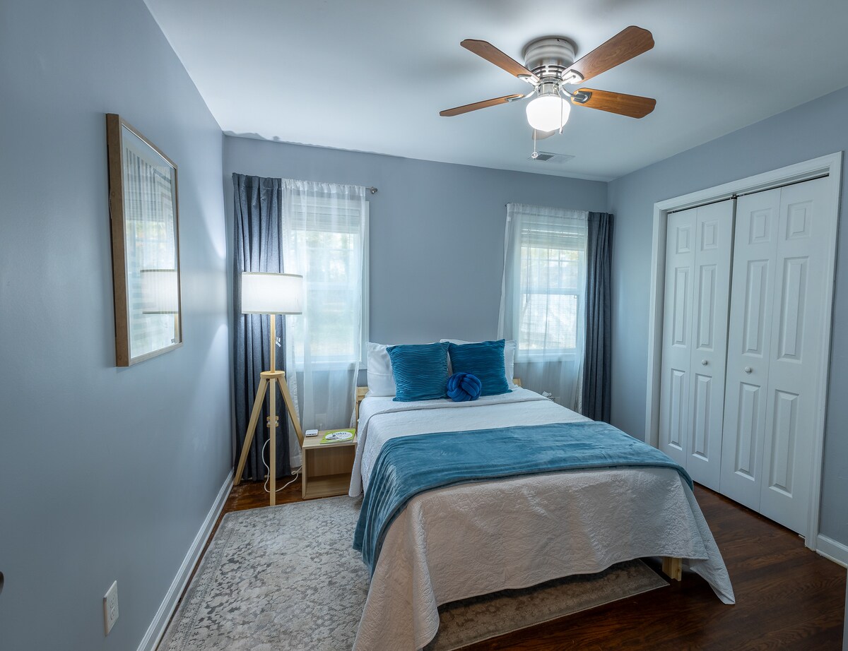 Комбинацията от цветове във висшата спалня успокоява ума и ви подготвя за прекрасен нощен сън. Разполага с пълноразмерно легло, 43 - инчов смарт телевизор, вентилатор на тавана и допълнителни портове за зареждане за ваше удобство.