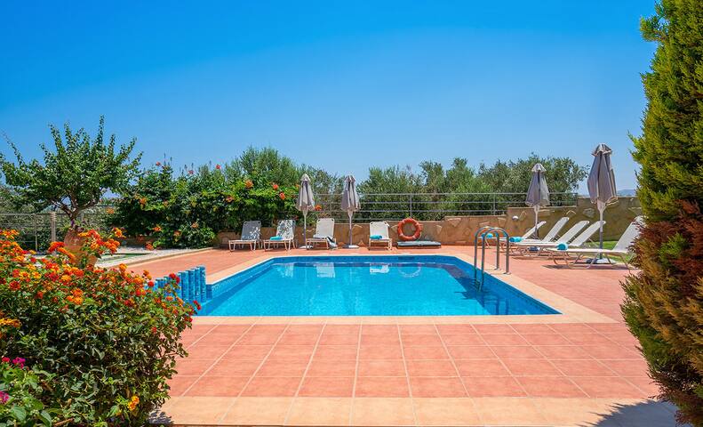 Villa Aretousa 2, 6 BD, 1100m from the sand! gallery image 3