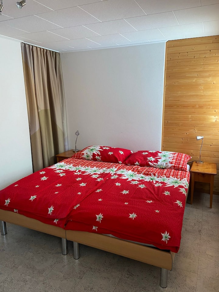 Dy krevate tek, mund të zhvendosen nëse është e nevojshme.