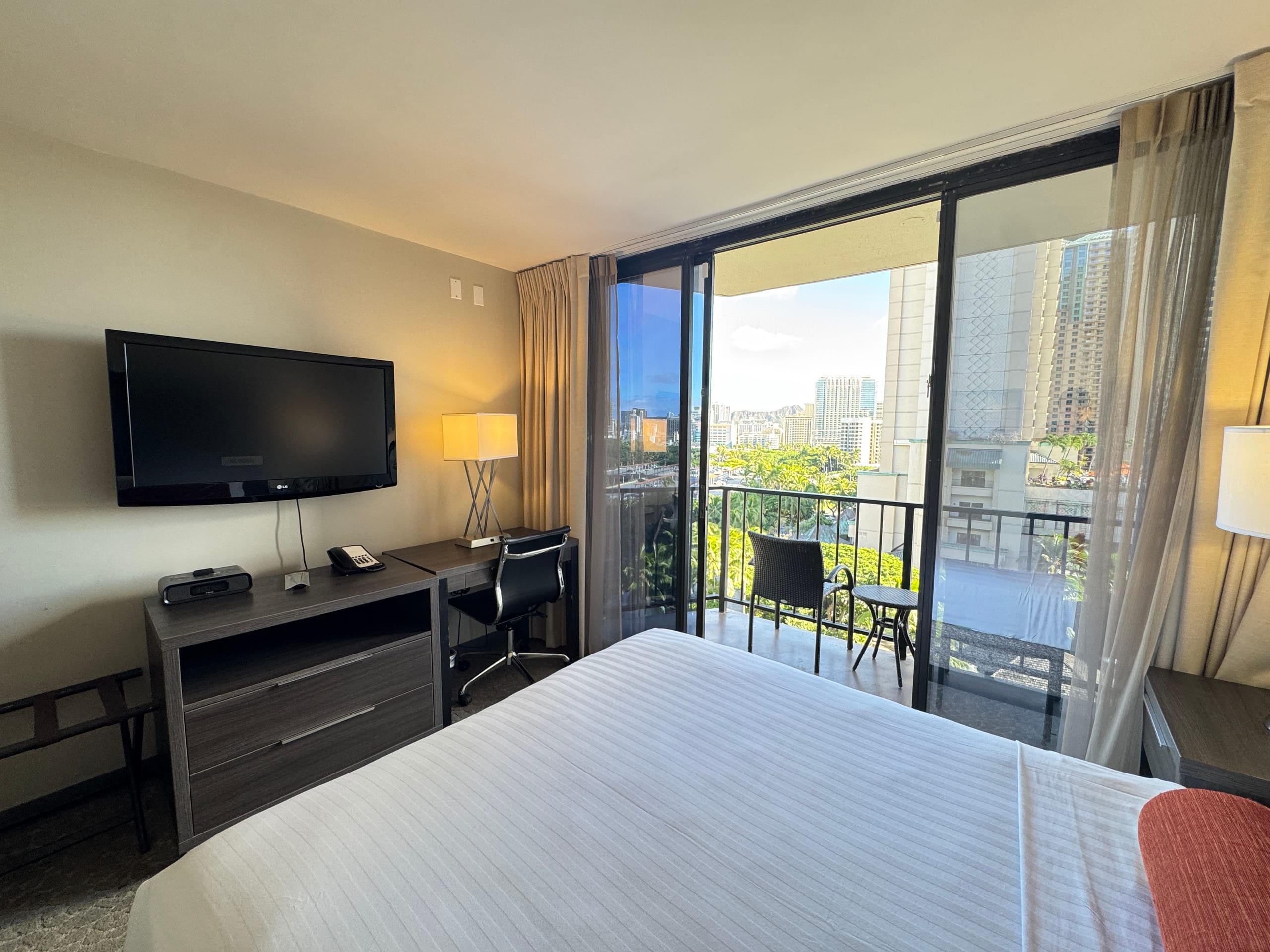 Condo in Honolulu · ★4.71 · Studio · 1 bed · 1 private bath - Image 5