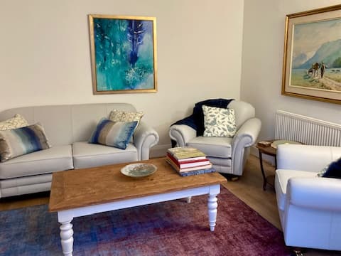 Popular Airbnb listing: Welcome to The Cottage - Thames Ditton, Surrey in Claygate