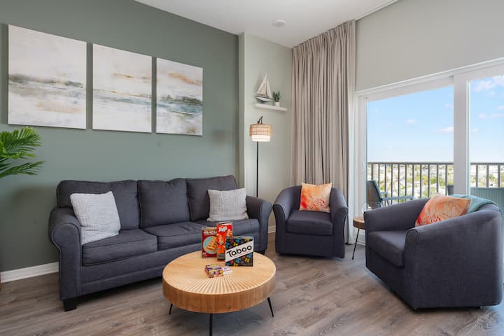 Penthouse Condo On Water Steps To Beach+johns Pass - Madeira Beach, FL