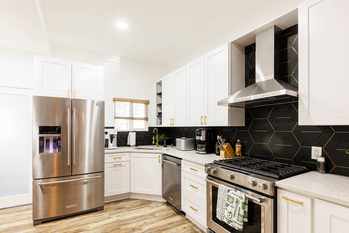 Lux 5BD in DT Denver – Fully Stocked gallery image 4