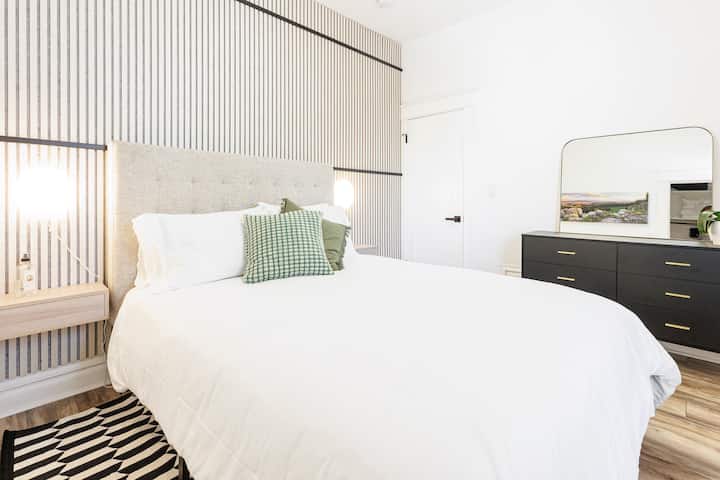 בחדר השינה השלישי יש מיטת קווין סייז, שידות לילה כפולות עם תאורה ייעודית, חיפוי קיר דקורטיבי וראש מיטה מרופד. בחדר הזה יש גם שידה דו - צדדית עם מראת איפור וארון כניסה פרטי. 