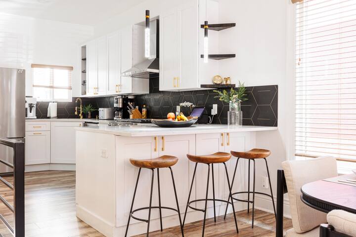 Lux 5BD in DT Denver – Fully Stocked gallery image 3