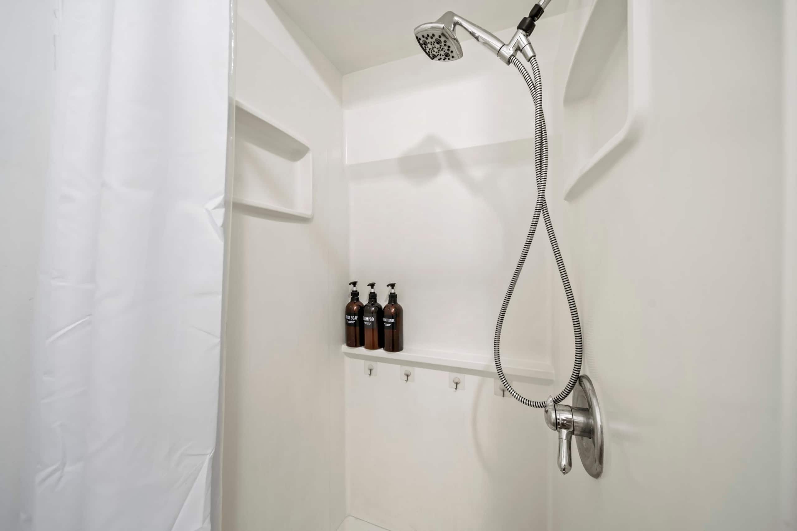 2b2b Spacious Apartment central waikiki  parking - Image 25