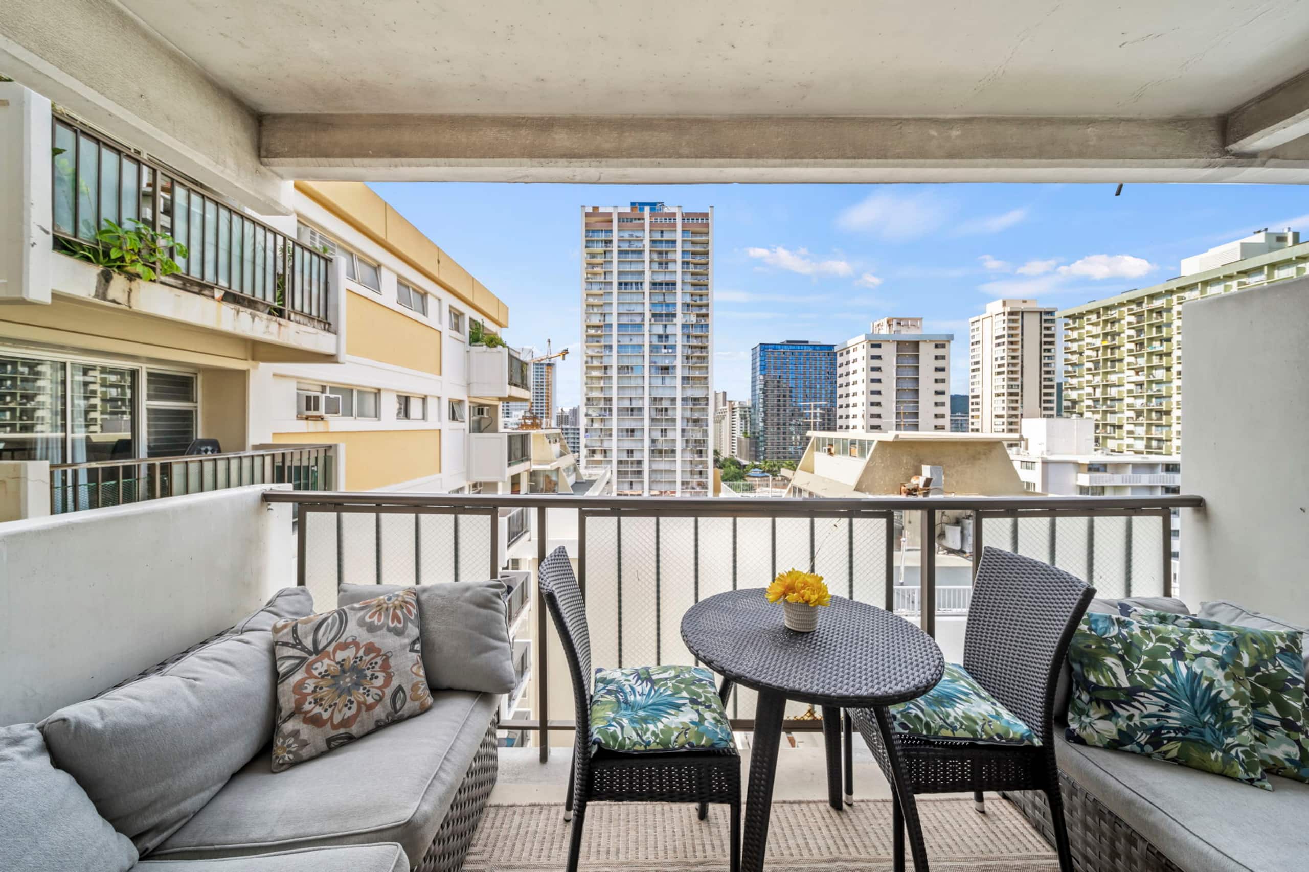 2b2b Spacious Apartment central waikiki  parking - Image 30