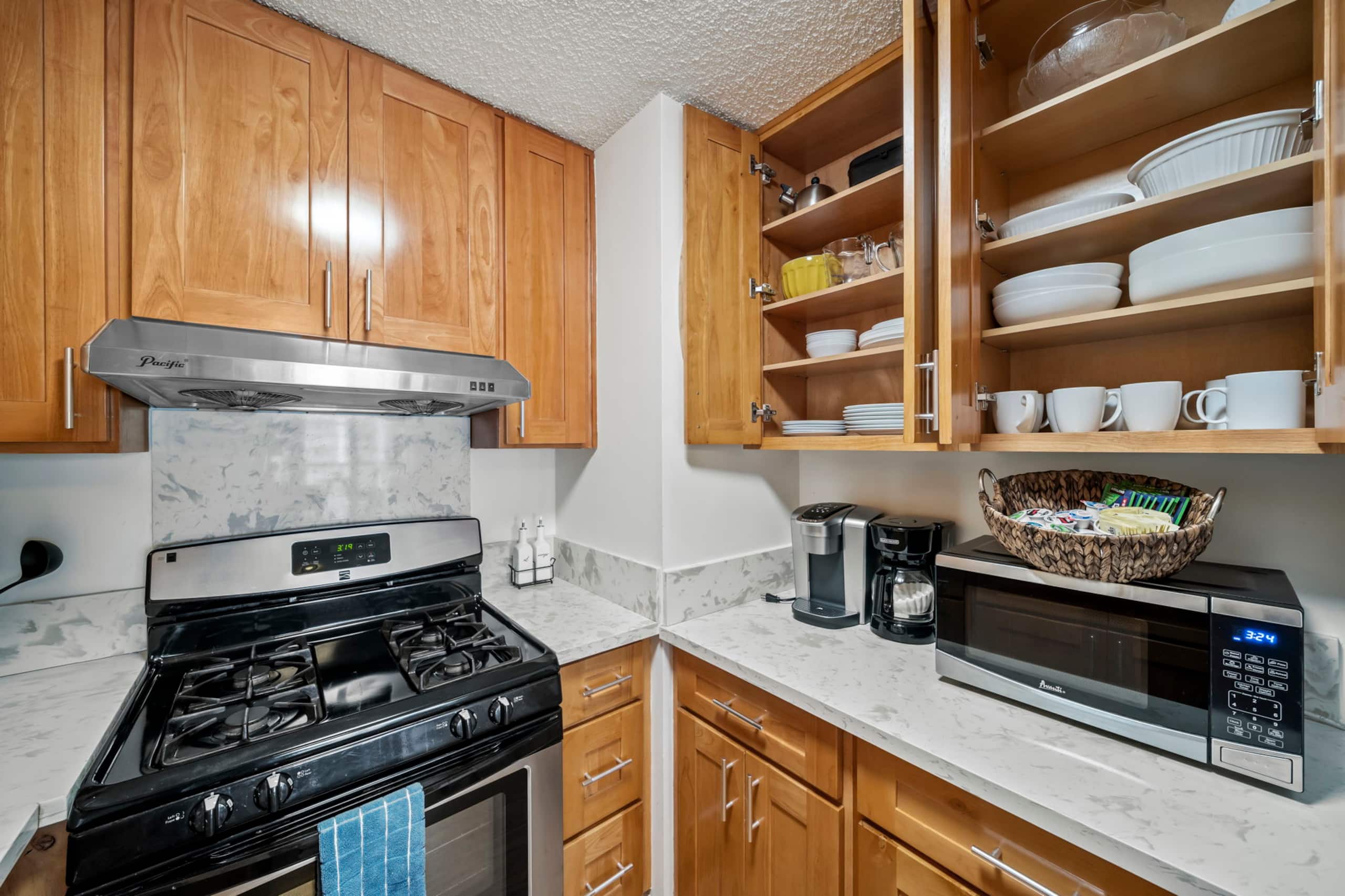 2b2b Spacious Apartment central waikiki  parking - Image 12