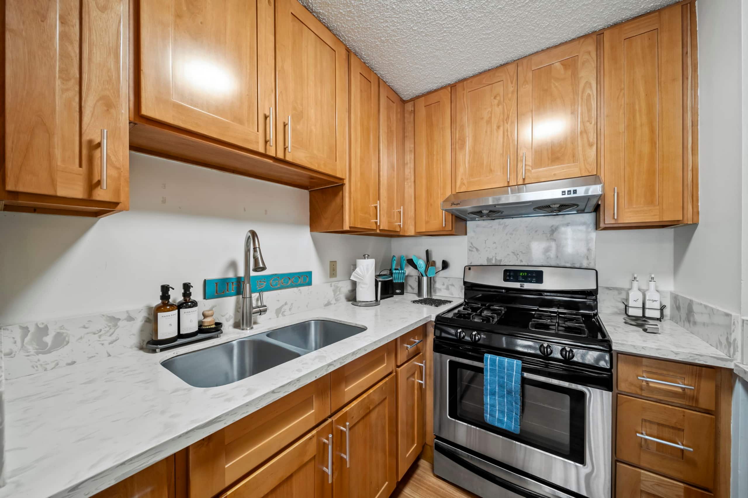 2b2b Spacious Apartment central waikiki  parking - Image 10