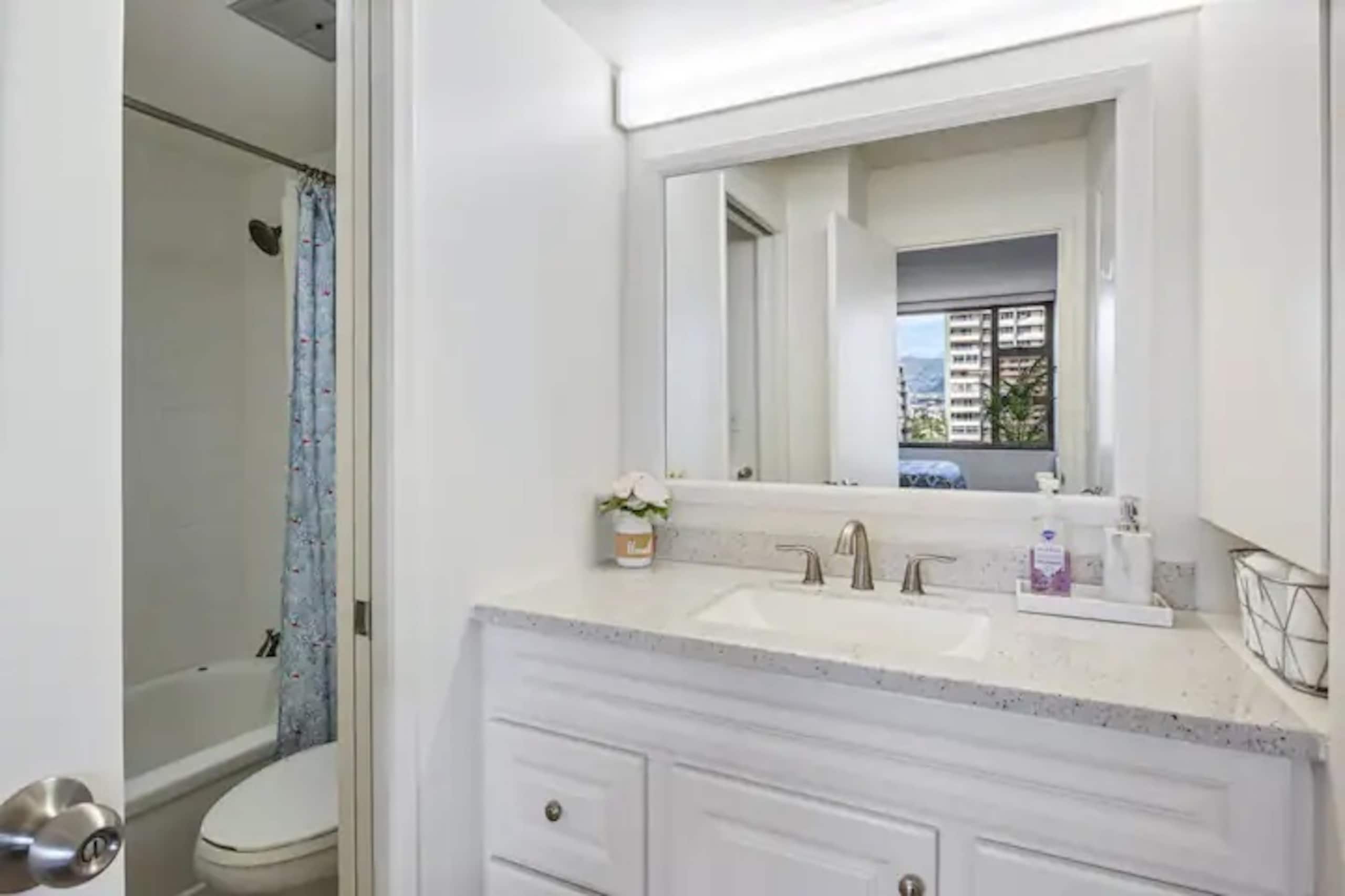 Condo in Honolulu · ★4.57 · 1 bedroom · 4 beds · 1 bath - Image 8