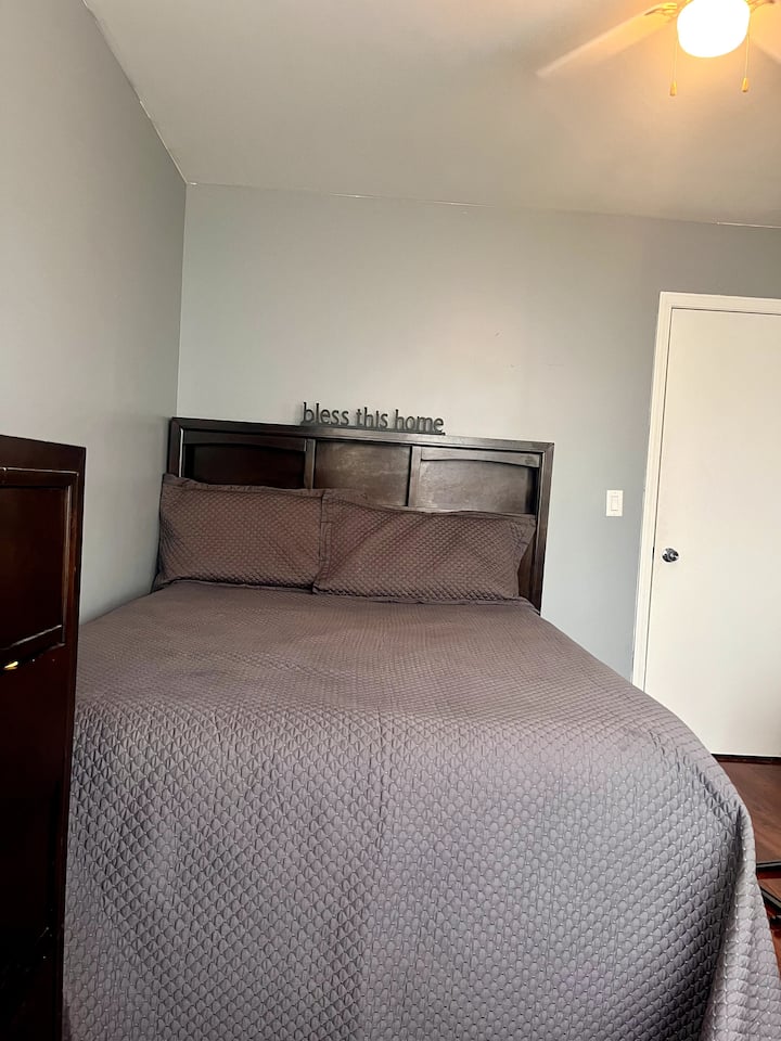 1st Floor Quiet Queen Bed - Bolingbrook, IL