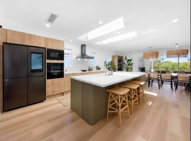 Luxury 4BD Retreat with Pool – 400m to Beach gallery image 5