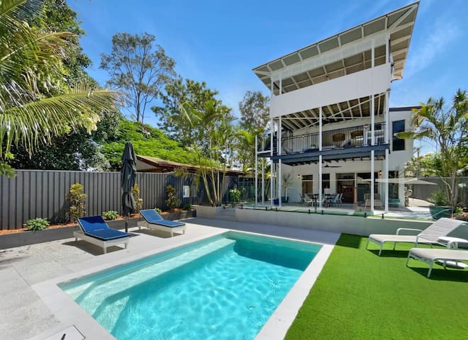 Luxury 4BD Retreat with Pool – 400m to Beach