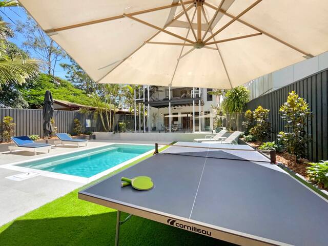 Luxury 4BD Retreat with Pool – 400m to Beach gallery image 2