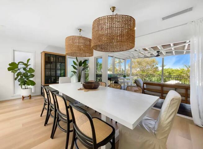 Luxury 4BD Retreat with Pool – 400m to Beach gallery image 3