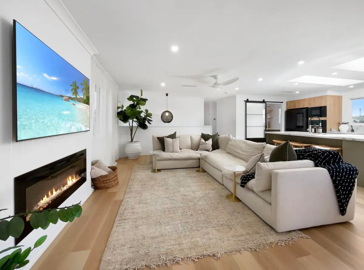 Top Airbnb: Luxury 4BD Retreat with Pool - 400m to Beach in Golden Beach