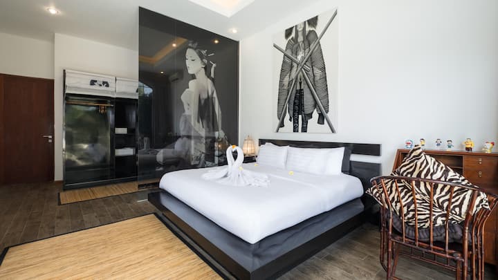 A serene Japanese-themed room on the ground floor, and an ensuite bathroom for ultimate comfort and privacy.