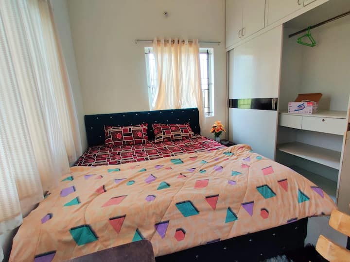 O quarto 2 inclui um armário, toalhas, cabides e um  espaço de trabalho