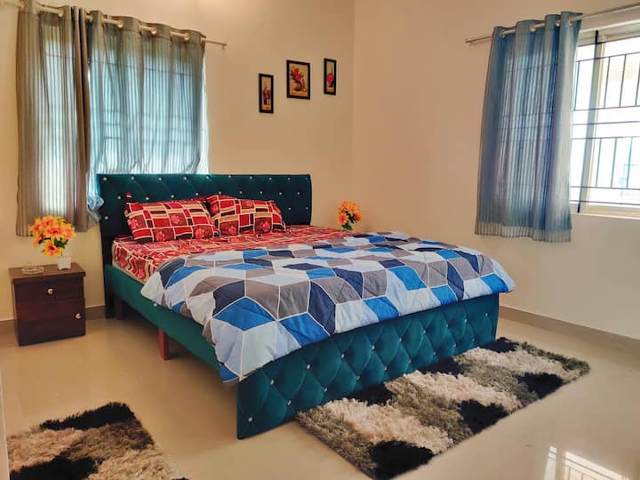 Quarto 1 com banheiro anexo. Inclui armário, toalhas, cabides, sabonete gel de banho, xampu e lavagem das mãos.