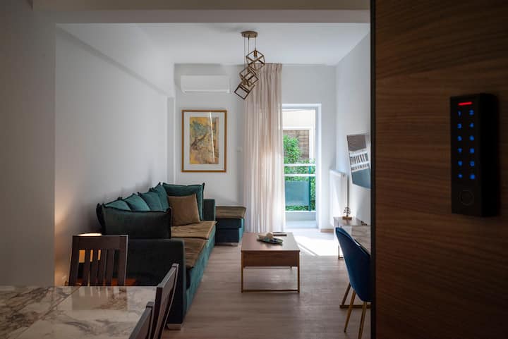 Dhoma e ndenjjes ka një divan-krevat modern. Një televizor inteligjent është montuar në mur, që ofron mundësi argëtimi. Ngjitur me ambientin e ndenjjes, një tavolinë e veçantë me një karrige elegante krijon një hapësirë pune funksionale, të përsosur për të punuar ose studiuar.