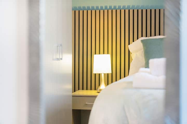 El dormitorio 4 se beneficia de una cómoda cama individual con mucho espacio de almacenamiento. 