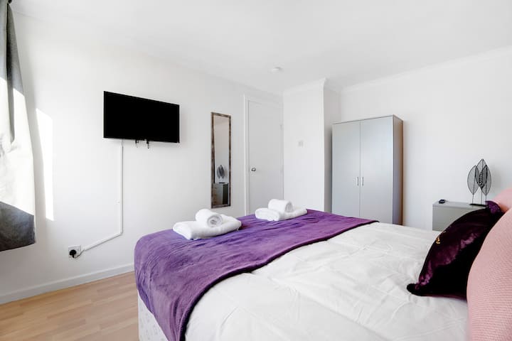 El dormitorio 1 se beneficia de una cómoda cama doble con mucho espacio de almacenamiento. 