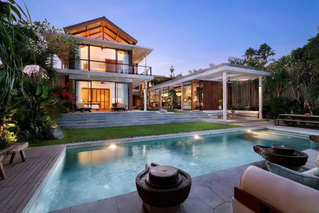 7BR Tropical Garden Villa near Pererenan beach