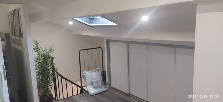 dollapë rrëshqitës në katin e sipërm