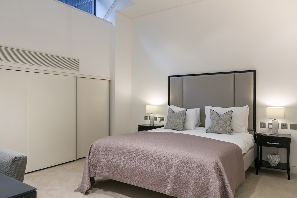 - Rest easy on a plush bed dressed in soft neutrals & layered pillows for a peaceful escape
- Built in wardrobes keep the room clutter free while maintaining a sleek aesthetic
- Soft lighting & high ceilings create a calm, airy atmosphere to unwind