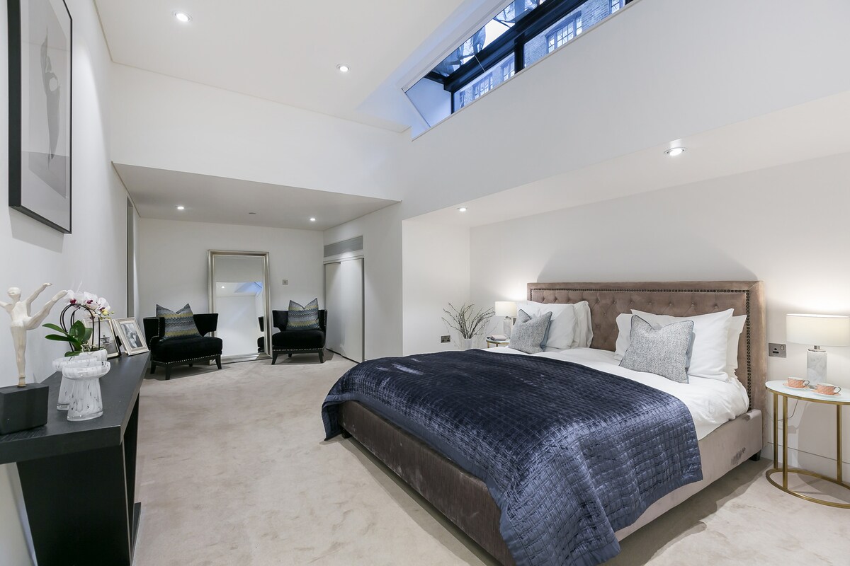 - Spacious retreat featuring a cozy bed, seating area, and calming neutral décor
- Skylights bathe the room in natural light, creating an airy vibe day or night
- Perfect for morning routines or quiet nights in, with every corner thoughtfully styled