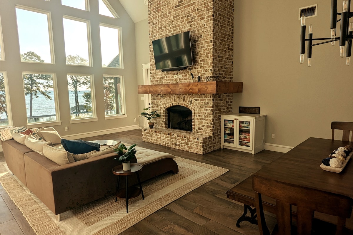 Uđite u SJAJNU SOBU s visokim nadsvođenim stropovima i zadivljujućim pogledom na Palestinsko jezero. Osmišljen je kako bi upotpunio pogled i uživao u jednostavnom, ali elegantnom namještaju.