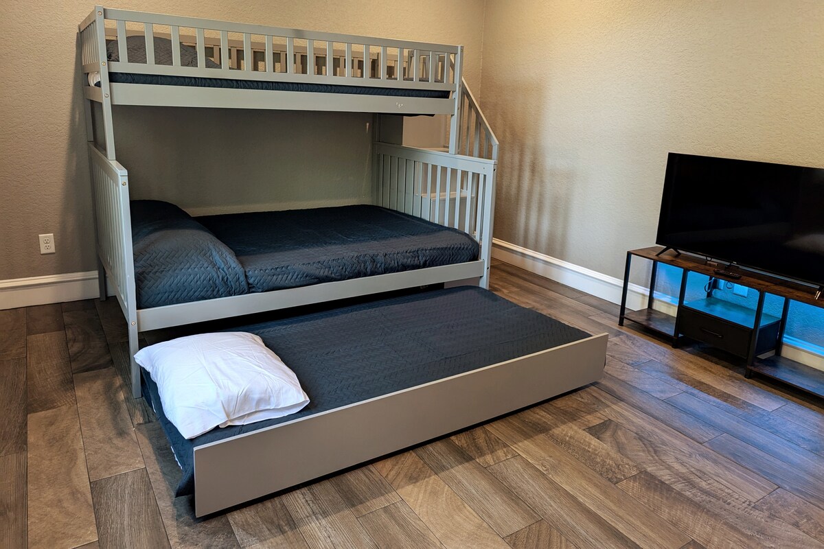 Spavaća soba za goste s bračnim krevetom i dvostrukim pomoćnim krevetom 