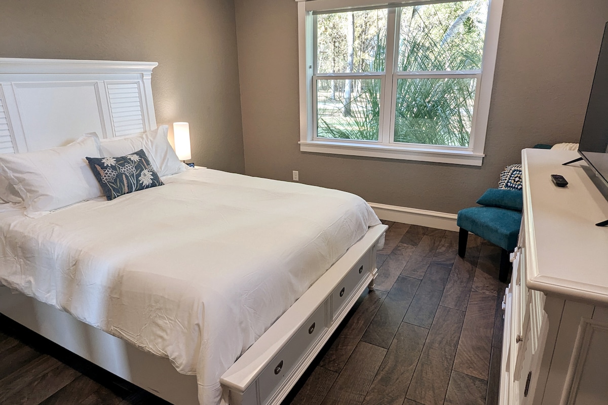 Spavaća soba za goste s bračnim krevetom (160x200) i velikim ormarom