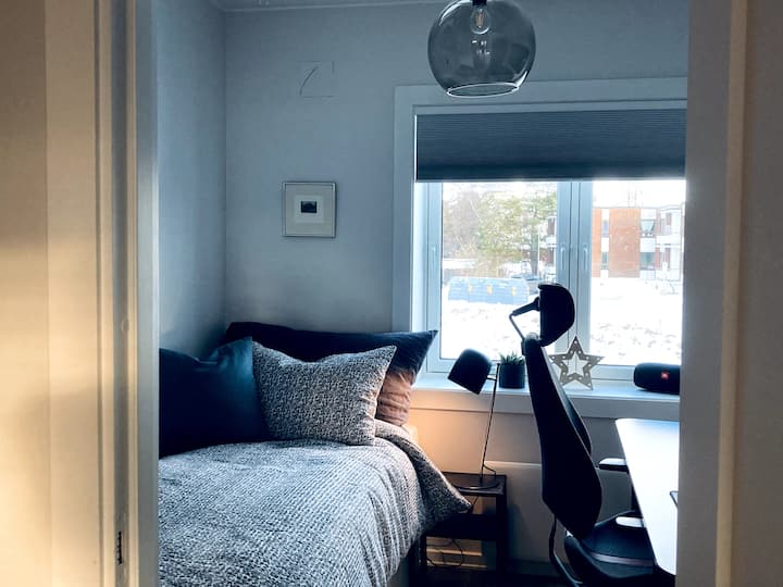 تبلغ مساحة أصغر غرفة نوم 7 أمتار مربعة وتستوعب كل من مساحة النوم والمكتب. تواجه غرفة النوم هذه أيضًا منطقة هادئة وهادئة. 