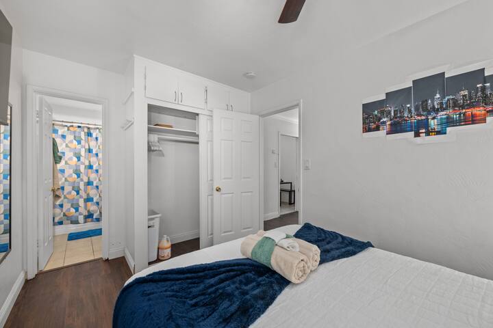 Plišani krevet s mekanom posteljinom i elegantnim ukrasnim jastucima
Prostrani ormar s dovoljno prostora za odlaganje
Smart TV u sobi
Stropni ventilator za dodatnu udobnost
Pristup kupaonici samo je nekoliko koraka udaljen radi lakšeg snalaženja