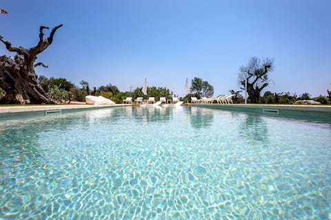 Beautiful Masseria with a swimming pool and sea view