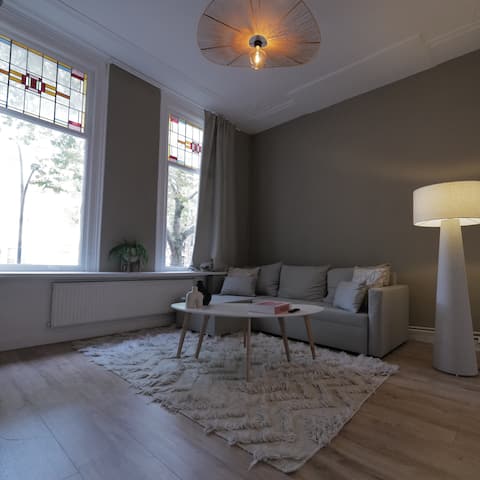 Popular Airbnb listing: Living Room apartments in Nieuwe Westen